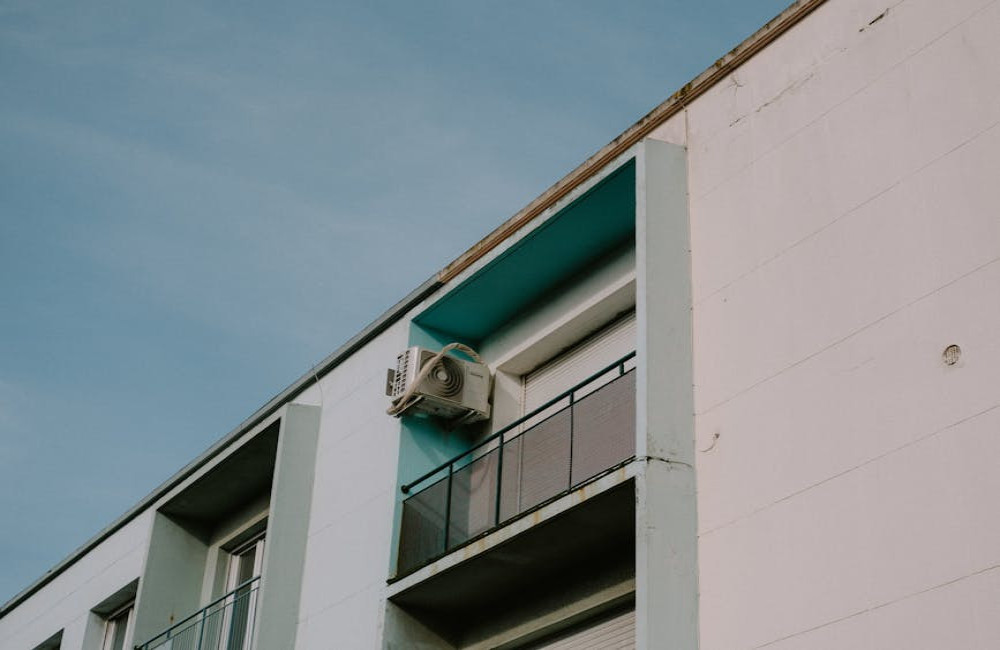 Hoeveel stroom verbruikt een mobiele airco van 2600 watt per nacht en wat kost dat