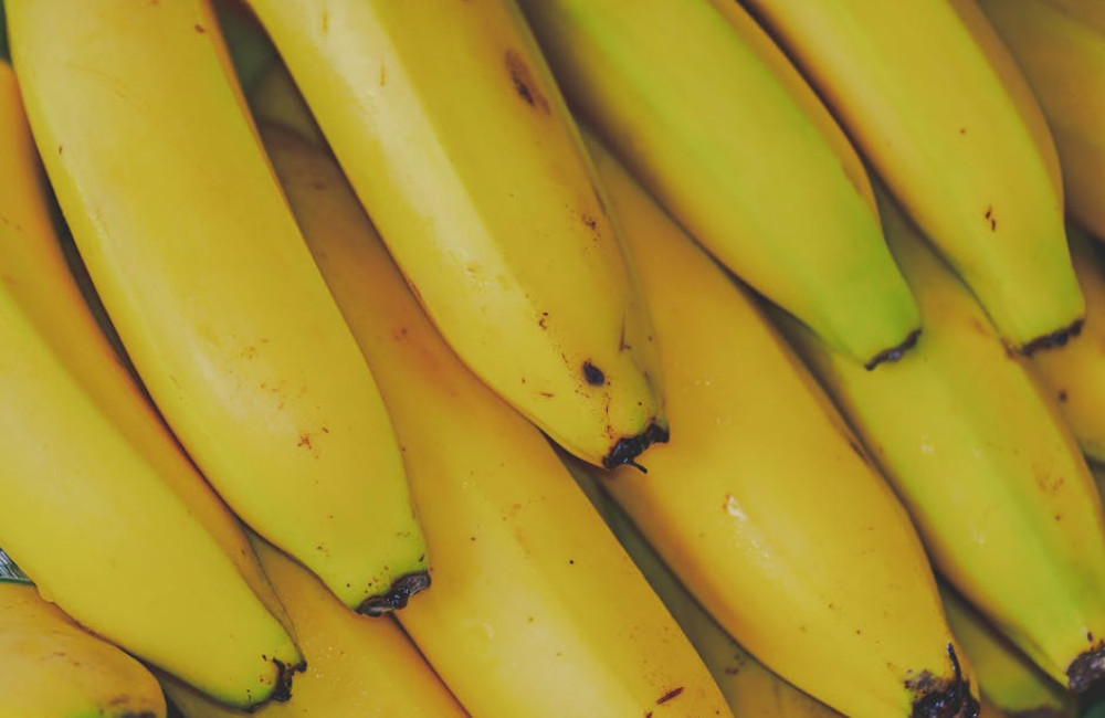 Wat is het geheim om bruine bananen langer goed te houden in de fruitschaal?