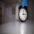 Gaat de klok op zondag 25 oktober 2026 een uur terug en slaap je dan langer