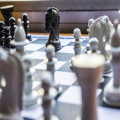 Waarom zeggen we 'de kogel is door de kerk'? Uitleg en herkomst van de uitdrukking