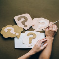 Wat betekent de uitdrukking 'iemand het hemd van het lijf vragen'?