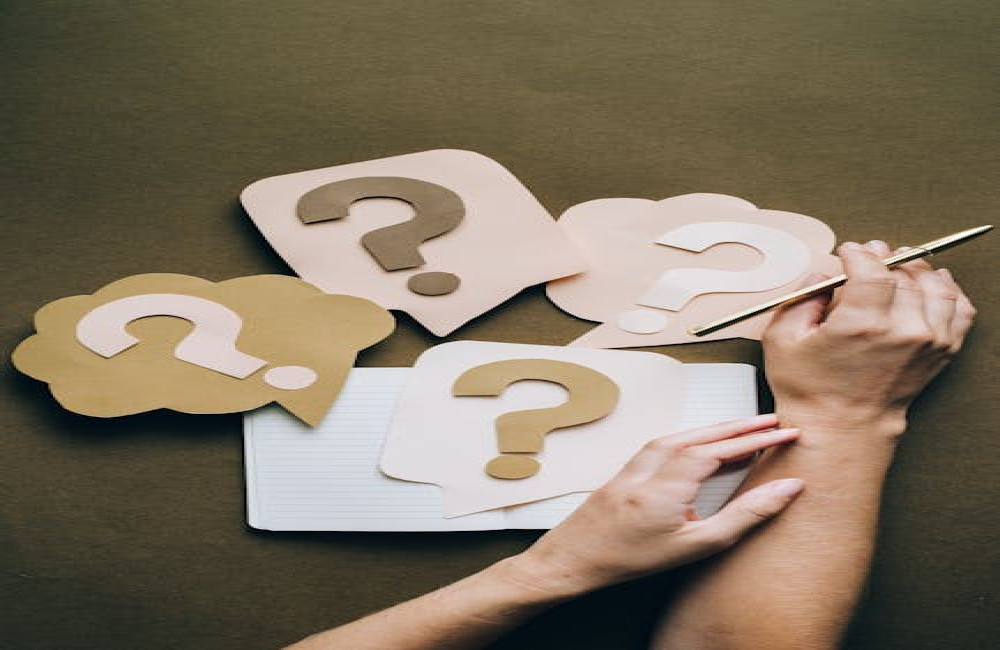 Wat betekent de uitdrukking 'iemand het hemd van het lijf vragen'?