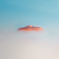 Waarom voelen wolken soms zo zwaar aan terwijl ze licht lijken