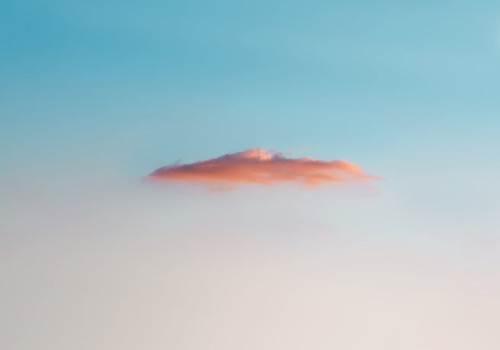 Waarom voelen wolken soms zo zwaar aan terwijl ze licht lijken